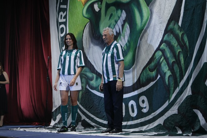 Carazzai, zagueiro do Coritiba nos anos 50 e 60, veste a camisa que resgata a primeira usada pelo clube, em 1909, acrescida do escudo com a sigla CFC mais grossa e sem a inscrição Coritiba Foot Ball Club Paraná em volta. |