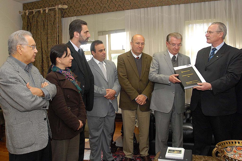 O vice-governador, Orlando Pessuti, entrega ao presidente da Assembleia, Nelson Justus, o projeto orçamentário de 2010, na presença de outros deputados e secretários estaduais: novos servidores irão para hospitais, escolas e penitenciárias | José Gomercindo/SECS