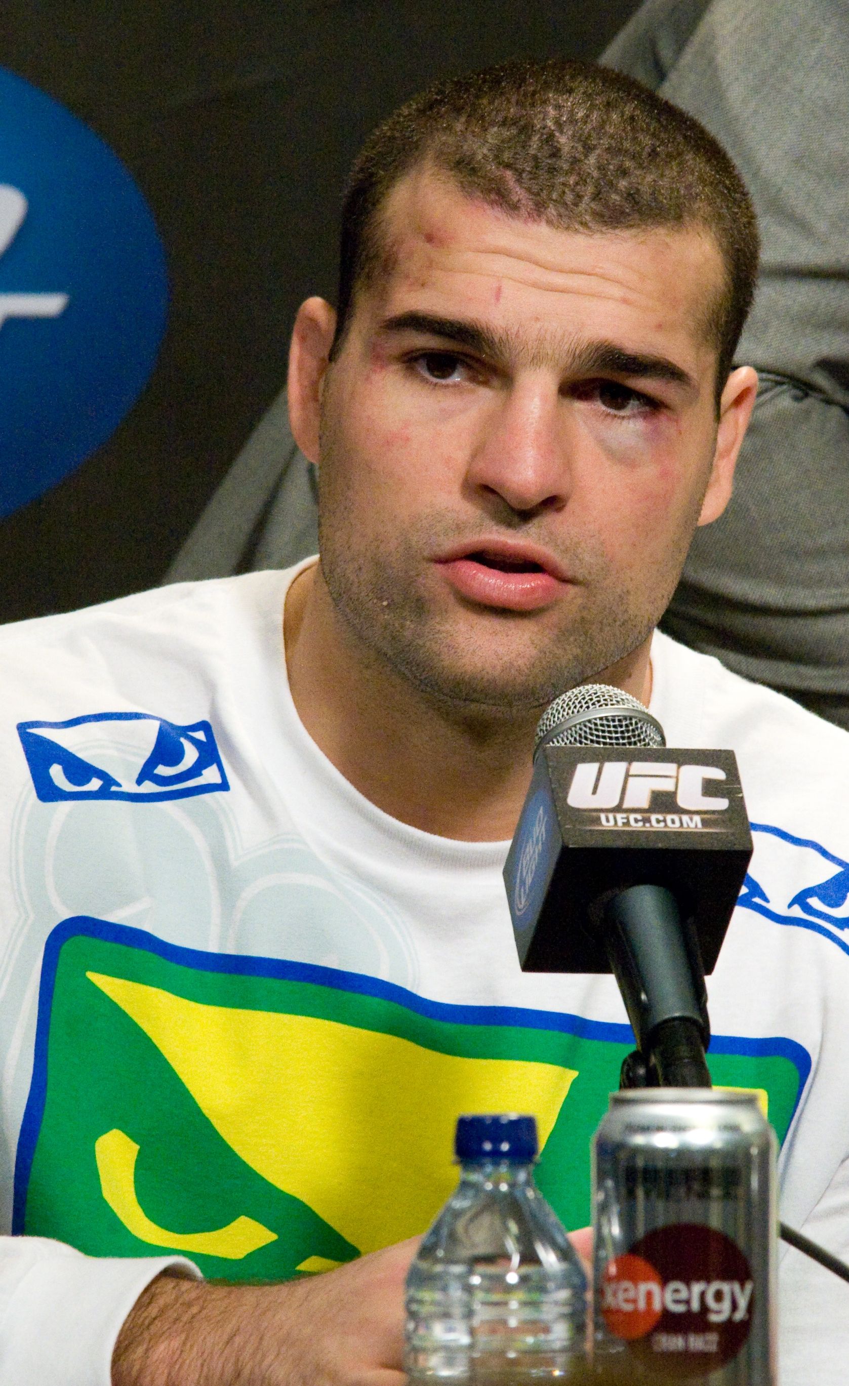 Shogun: "É só você olhar a minha cara e a dele. Eu não levei um chute, só entraram algumas joelhadas, mas ele está com uma costela quebrada, nem consegue andar, com ponto na boca" | Divulgação / UFC