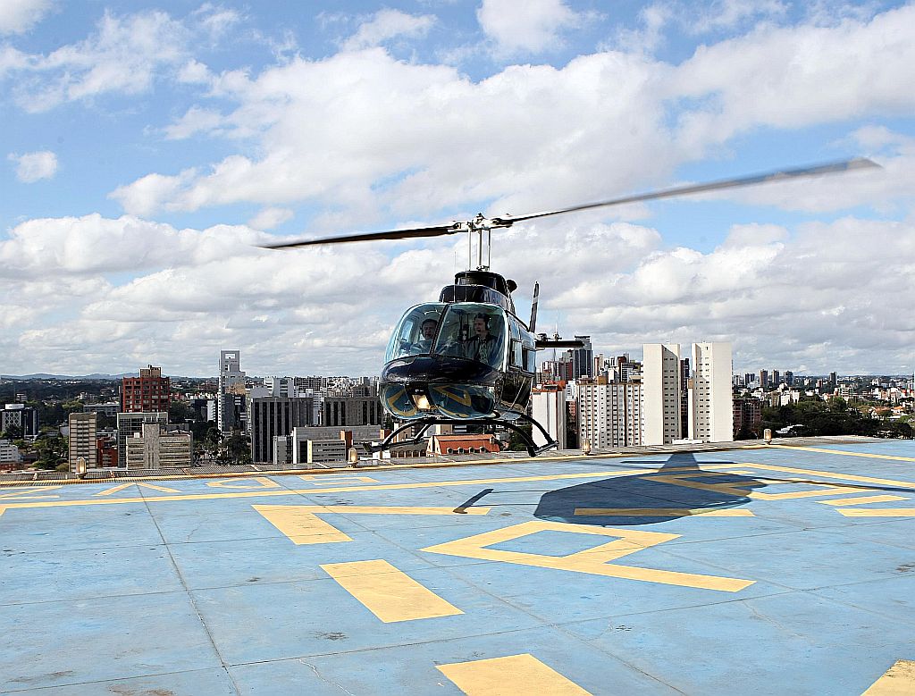Edifícios de Curitiba começam a ser construídos com helipontos. Em todo o estado há 126 locais de pouso, embora nem todos estejam homologados pela Anac | Albari Rosa/ Gazeta do Povo