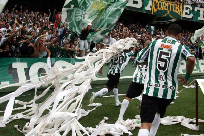 Um pouco mais da comemoração maluca de Marcos Aurélio após o gol da vitória |