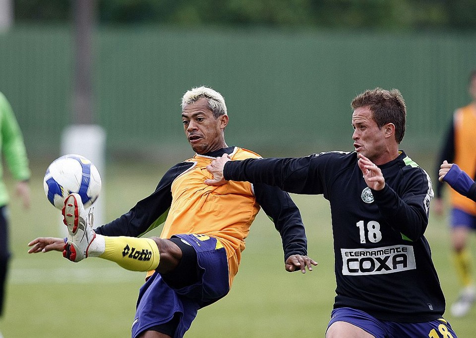 Marcelinho Paraíba disputa a bola com Rodrigo Pontes no treino do Coritiba para o duelo com o Barueri | Valterci Santos/Gazeta do Povo