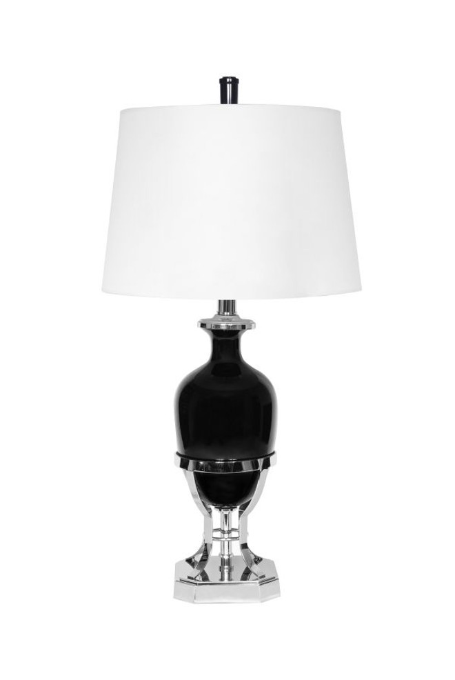 Abajur com base trabalhada em cerâmica e inox. Segue o estilo mais clássico. Preço: R$ 1.180. À venda na Studio Casa |