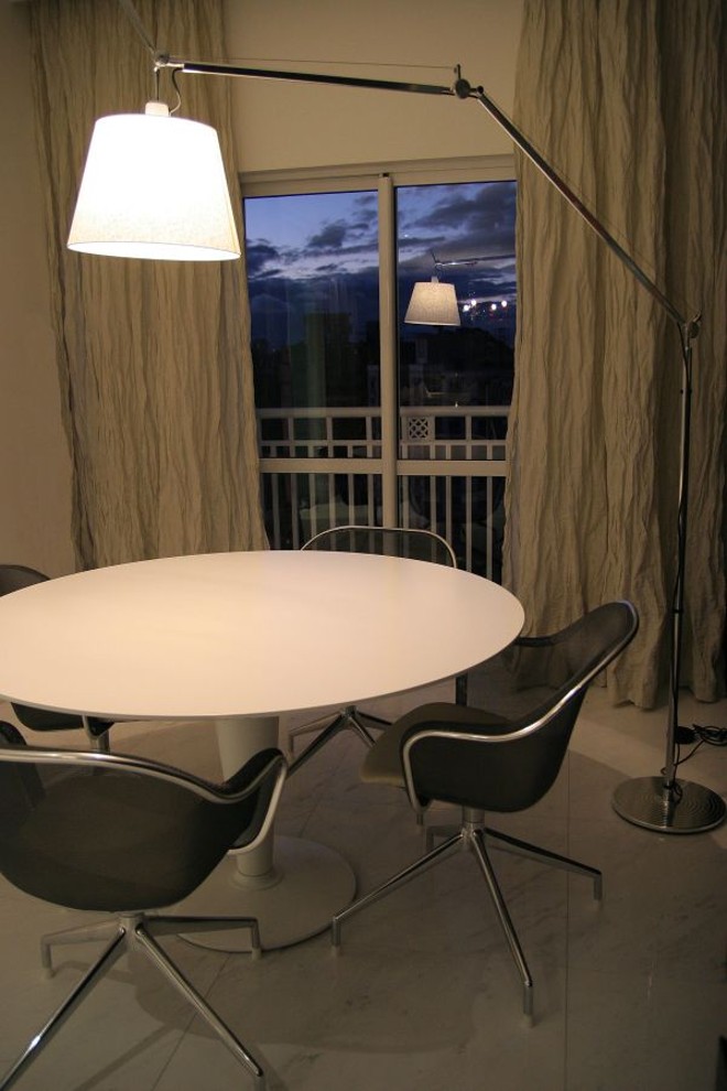 No projeto de Ivan Wodzinsky, o modelo Tolomeo Mega posicionado sobre a mesa possui haste que permite diversas posições de ajuste |