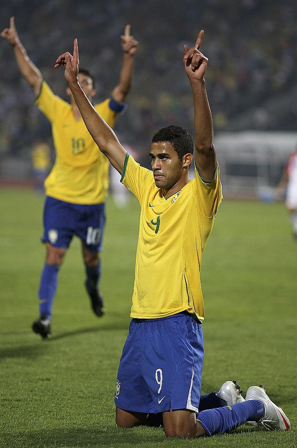 Com Giuliano ao fundo, Alan Kardec comemora de joelhos o gol que manteve o sonho do pentacampeonato | Amr Abdallah Dalsh /Reuters