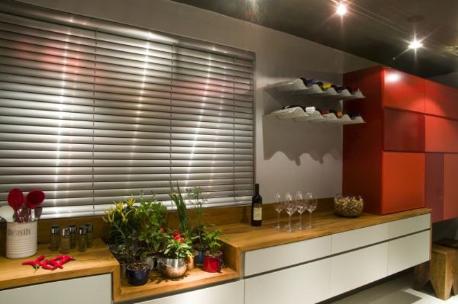 Na Copa Bistrô (dos arquitetos Ana Beatriz Knopki e Gustavo Krukoski) foi usada uma telha feita de tubos de pasta de dente que acomoda garrafas. Uma simpática horta completa o espaço |