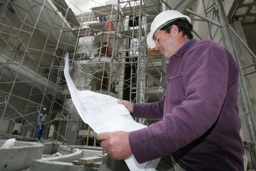 O mestre de obras Zandir Bordignon optou pela carreira na construção civil, mesmo tendo curso técnico em Contabilidade | Fotos: Daniel Castellano/ Gazeta do Povo