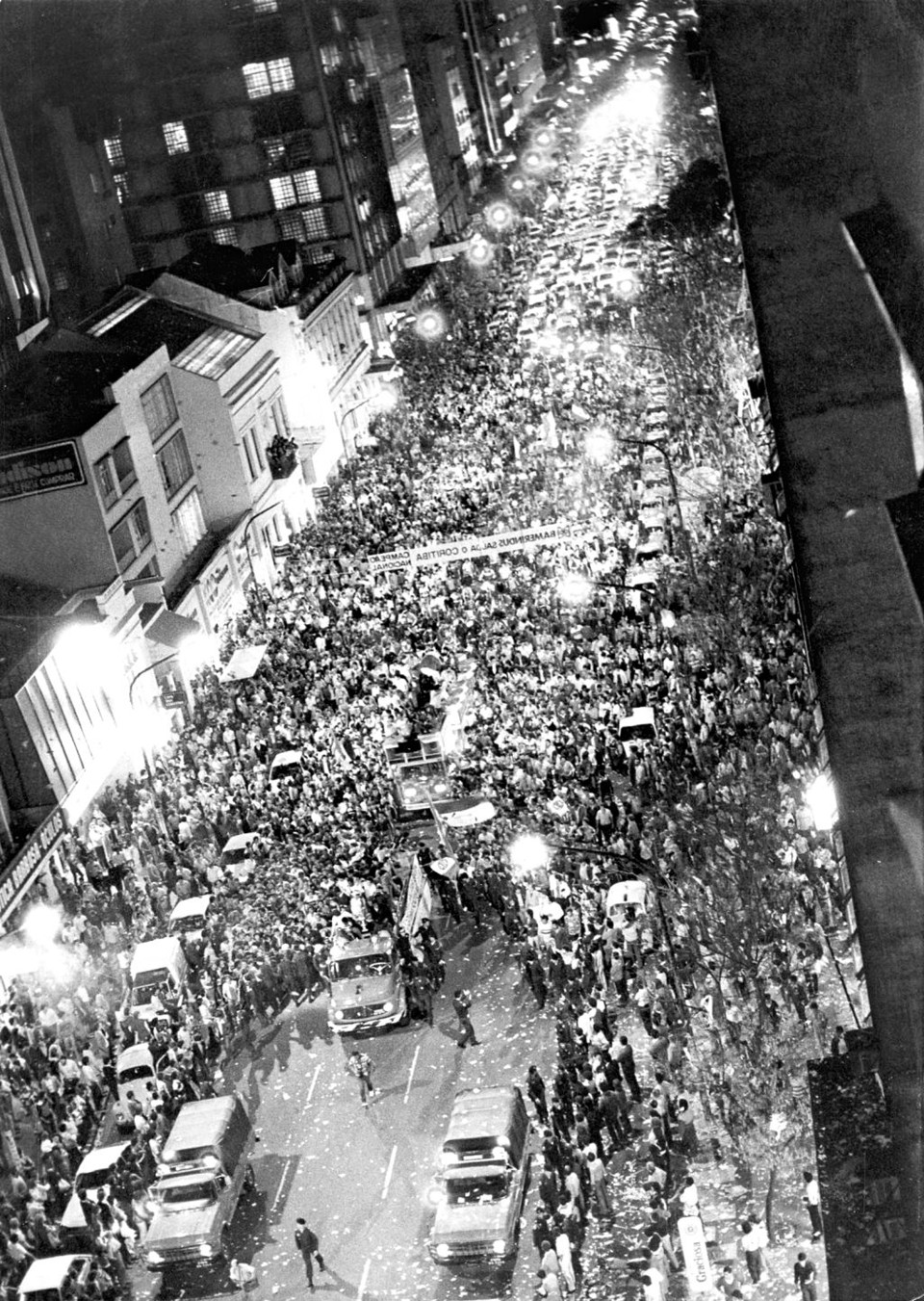 Uma multidão coxa-branca tomou a Marechal Deodoro, na noite de 1º de agosto de 1985, para saudar o time campeão brasileiro | Arquivo / Gazeta do Povo