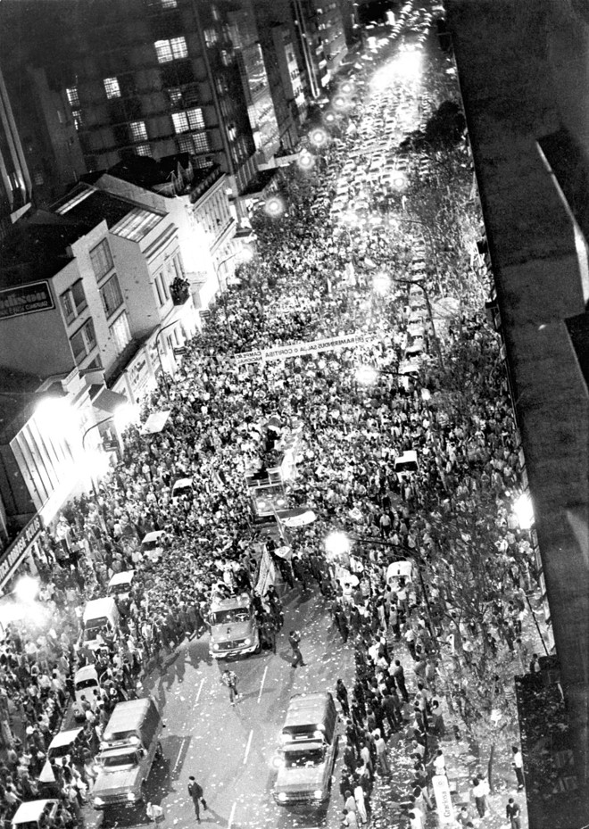 Uma multidão coxa-branca tomou a Marechal Deodoro, na noite de 1º de agosto de 1985, para saudar o time campeão brasileiro | Arquivo / Gazeta do Povo
