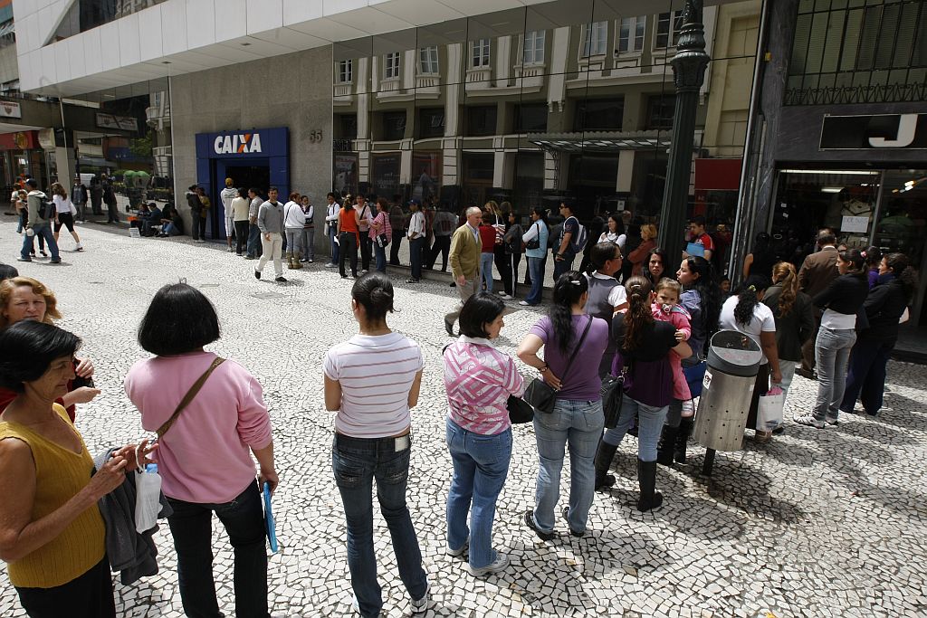Filas longas nas agências da Caixa: muitos clientes acabaram desistindo de aguardar atendimento | Marcelo Elias/Gazeta do Povo