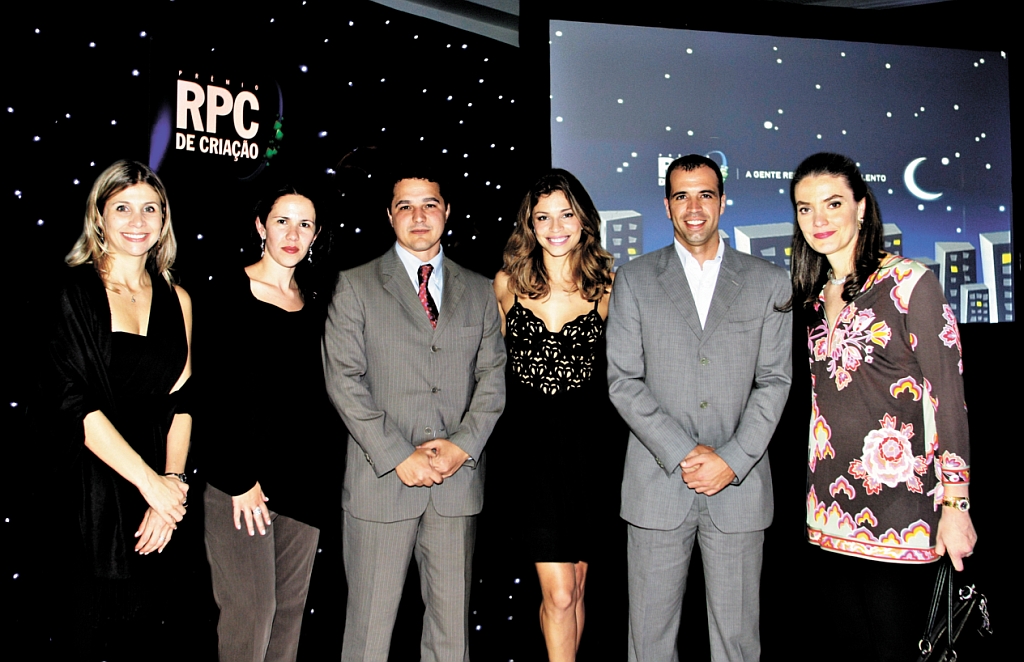 Grazi Massafera com os vice-presidentes da RPC, Mariano Lemanski e Ana Amélia Filizola (ambos à dir.), e com Milena Seabra (à esq.), diretora de marketing corporativo da empresa; Luciana Lima, diretora comercial da Gazeta do Povo; e Luiz Claudio Vieira, diretor da Unidade TV da RPC. O encontro foi quinta-feira, no Green Hall, durante a festa do 1º Prêmio RPC de Criação, da qual Grazi foi a mestre de cerimônia | Mauro Campos