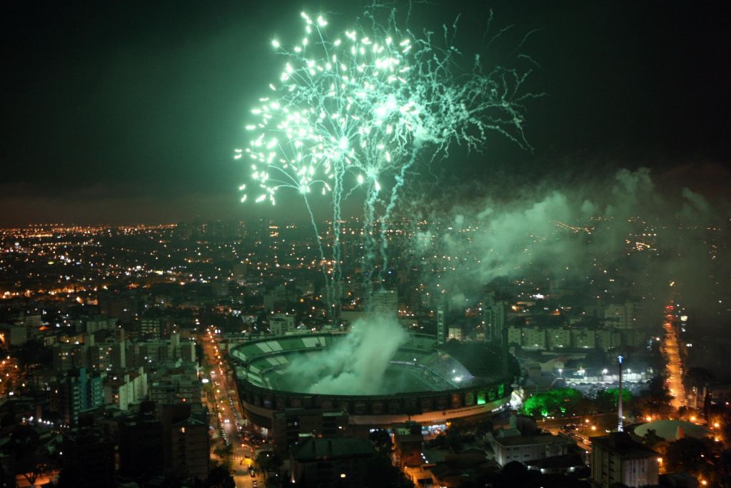 A fumaça verde dos fogos subiu para o céu de Curitiba. | Albari Rosa / Agência de Notícias Gazeta do Povo
