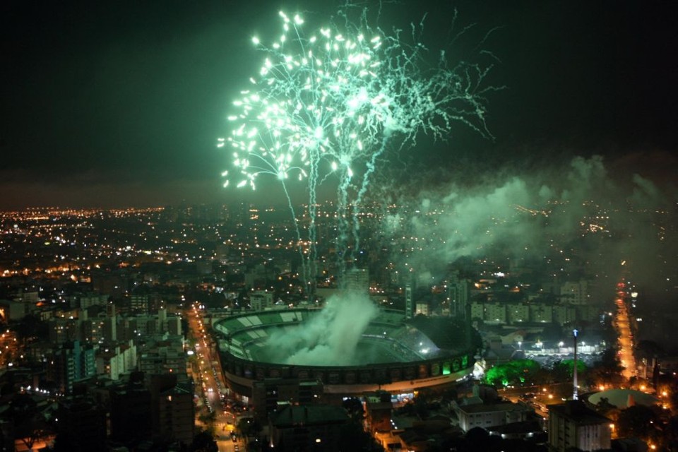A fumaça verde dos fogos subiu para o céu de Curitiba. | Albari Rosa / Agência de Notícias Gazeta do Povo
