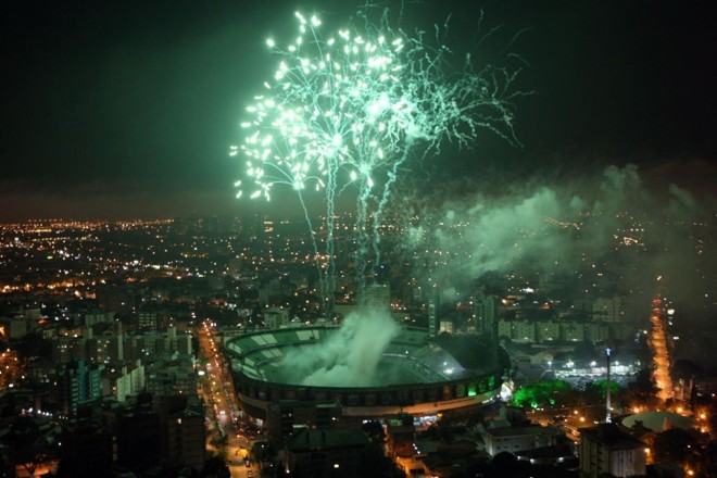 A fumaça verde dos fogos subiu para o céu de Curitiba. |