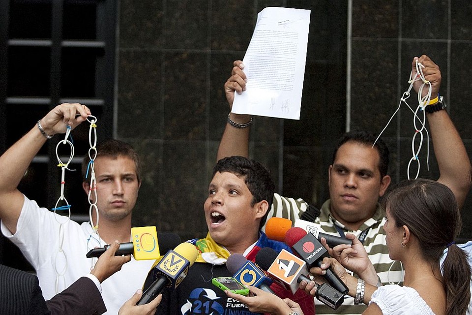 Estudantes ficaram sete horas acorrentados à Embaixada brasileira em Caracas | Reuters