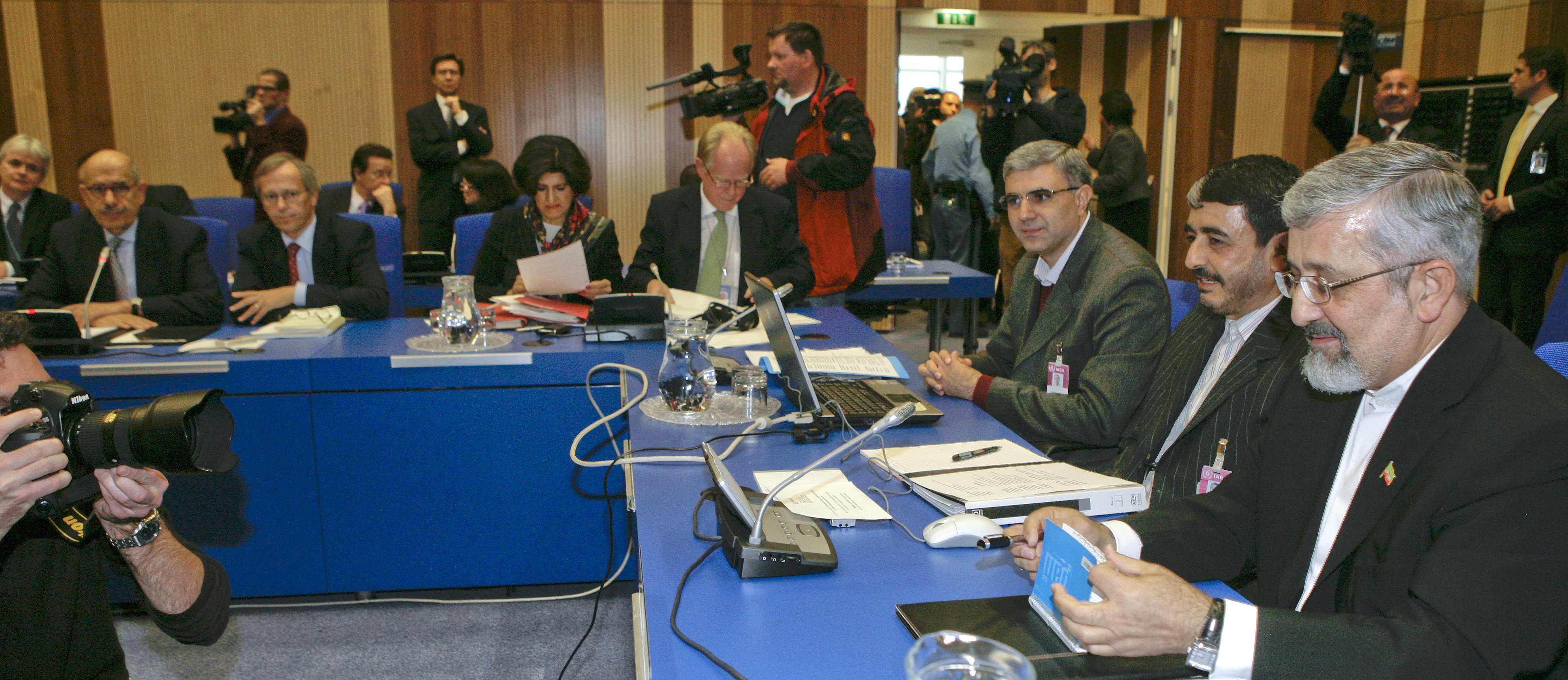 Embaixador do Irã na IAEA, Ali Asghar Soltaniyeh (direita), durante encontro de negociação sobre programa nuclear da República Islâmica | Reuters