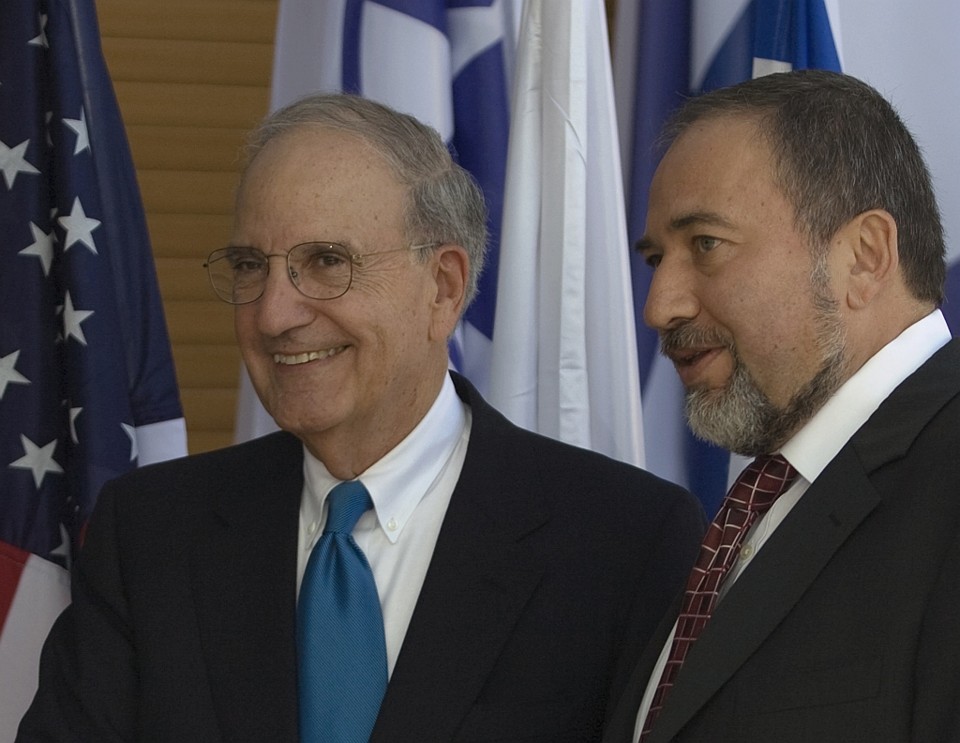 George Mitchell (esquerda), enviado dos EUA, se encontrou com Avigdor Lieberman, Ministro das relações exteriores israelense. | Reuters