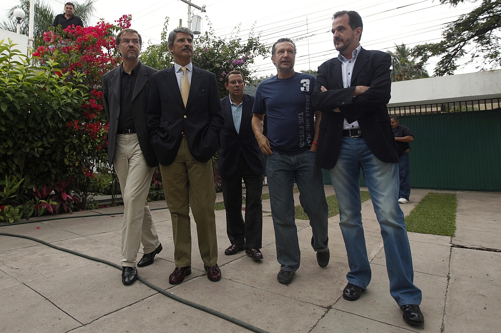 Diploma Esloveno, Alojz Peterle; Congressista Juan Salafranca ; representante brasileiro na OEA, Lineu Pupo de Paula; e congressista europeu Carlos Iturgaiz. Antes do encontro com o presidente deposto Manuel Zelaya | Reuters