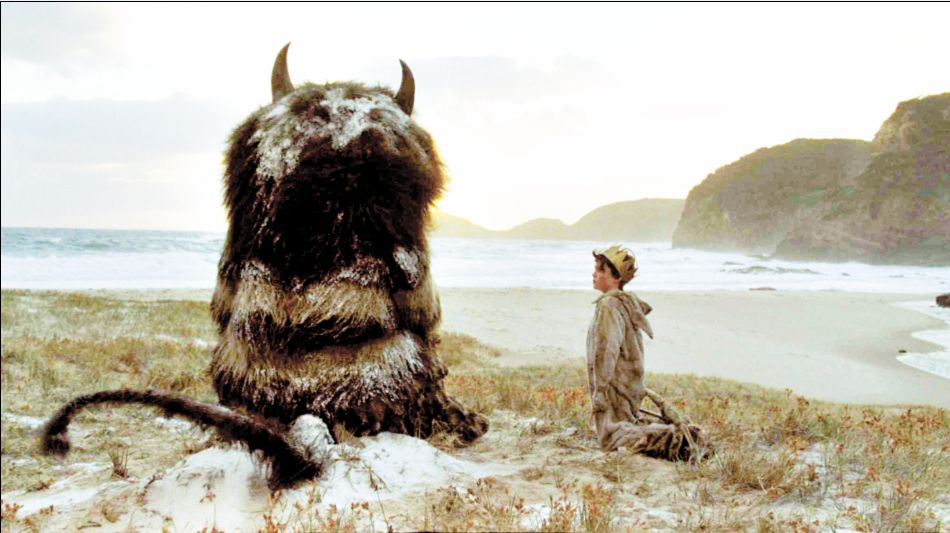 Carol, uma das criaturas selvagens, ao lado de Max (Max Records) em cena do filme Onde Vivem os Monstros | Divulgação