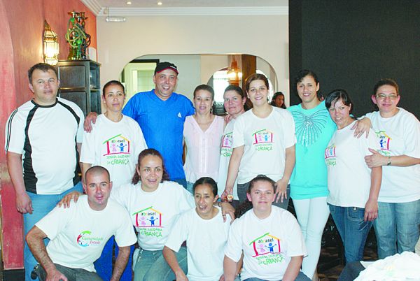 Tarde beneficente - Em comemoração ao Dia da Criança, o restaurante Velho Oriente realizou uma bela ação social, beneficiando 100 crianças de escolas municipais. O encontro, promovido pela Abrasel/PR, proporcionou uma tarde de alegria aos pequenos convidados, que foram brindados com lanche e com a presença do grupo missionário Jocum, que divertiu as crianças com seus 12 integrantes |