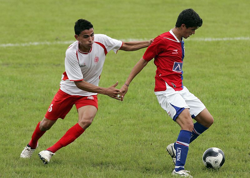 Apesar da marcação dura, jogo teve seis gols | Daniel Castellano/Gazeta do Povo