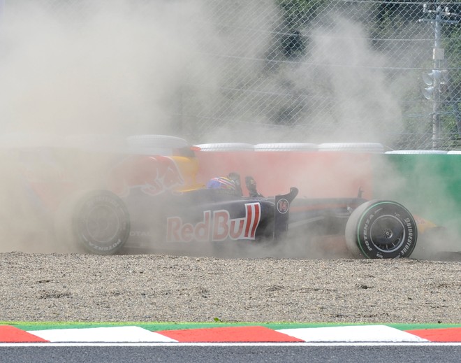 A Red Bull de Mark Webber abriu a série de acidentes no treino de Suzuka. |