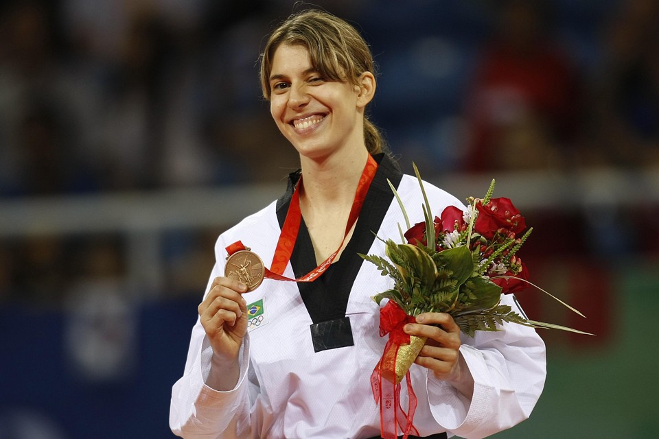 Natália Falavigna comemora medalha de bronze em Pequim. Atleta espera encerrar carreira nos Jogos de 2016 | Jonathan Campos / Gazeta do Povo