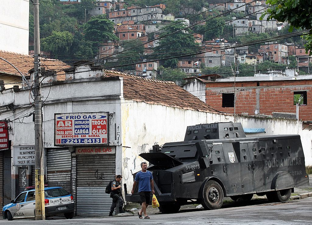 Polícia carioca patrulha acesso ao Morro São João, área controlada pela facção criminosa Comando Vermelho | Hélio Cardoso/AFP