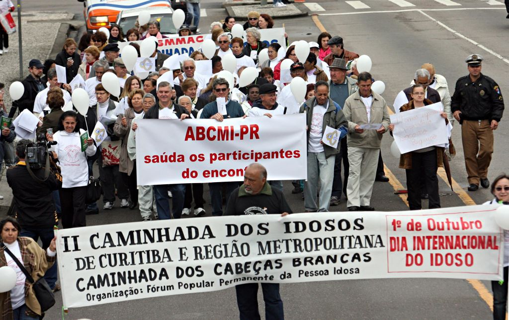 A II Caminhada dos Cabeças Brancas, marcou ontem em Curitiba o Dia Internacional do Idoso. Em 16 a 20 anos, número de idosos no Brasil será o mesmo de jovens e crianças | Albari Rosa/Gazeta do Povo