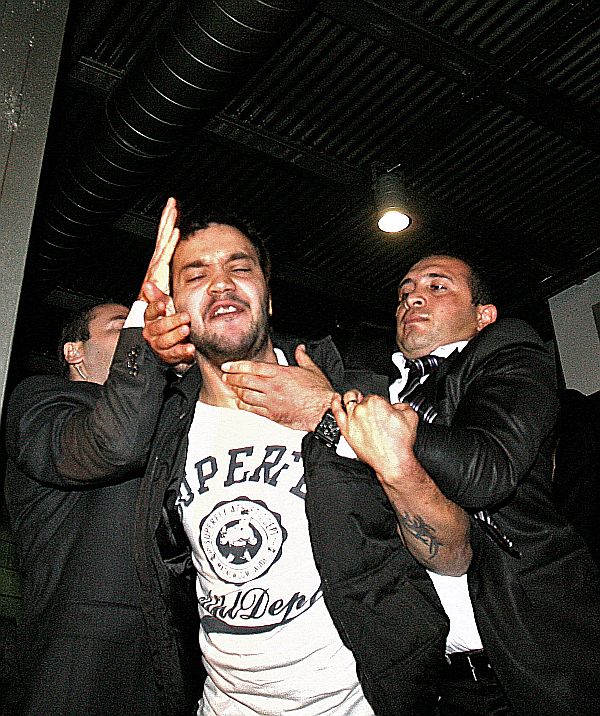 Nova técnica de protesto - O estudante turco Selcuk Ozbek, 24 anos, atirou um tênis no diretor do Fundo Monetário Internacional (FMI), Dominique Strauss-Kahn, durante a conferência do órgão em Istambul, na Turquia. Ozbek, que errou o alvo, foi rapidamente detido por seguranças. O arremesso de calçados se transformou em técnica popular de protesto desde que um jornalista iraquiano jogou um par de sapatos no ex-presidente dos Estados Unidos, George W. Bush, em Bagdá | BulentKilic/AFP