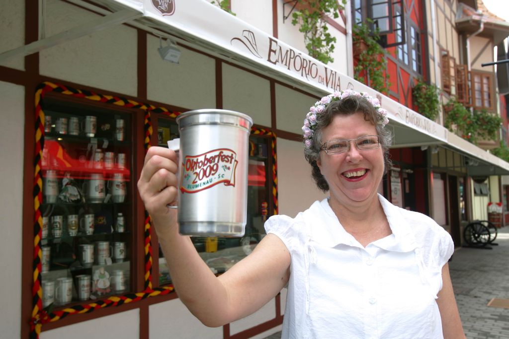 Kátia Gori, de Paranaguá, estava em Blumenau na enchente do ano passado e ajudou a salvar as mercadorias da loja do irmão | Daniel Castellano/ Gazeta do Povo