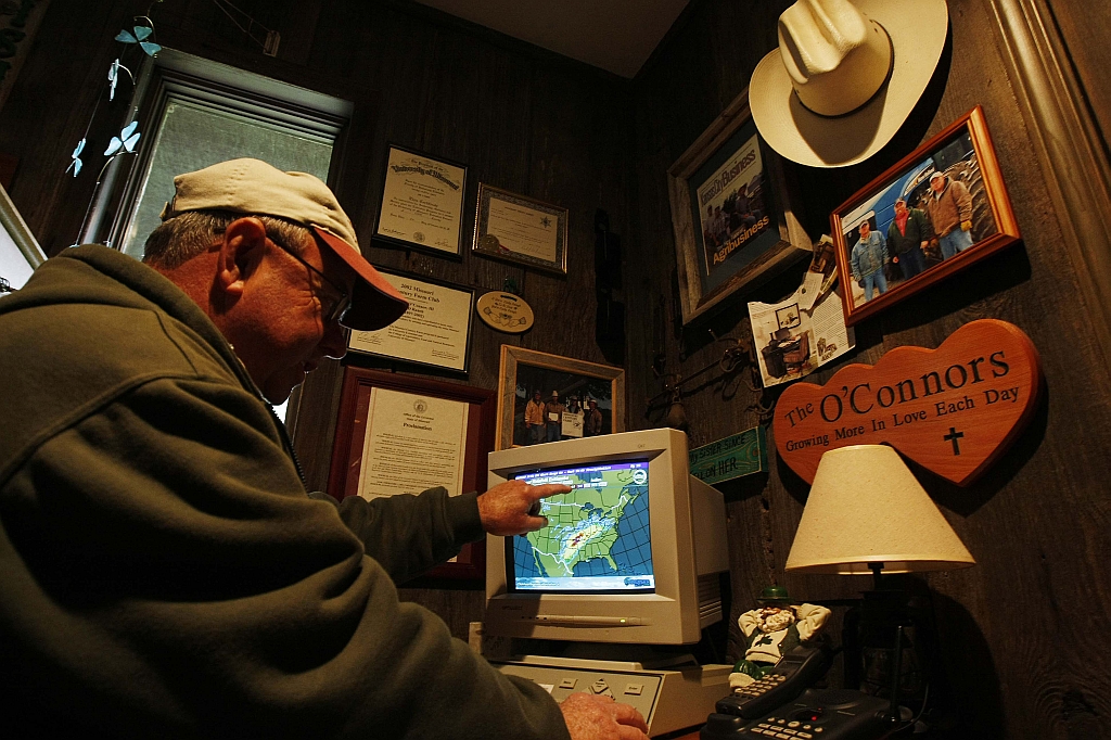 Daniel OConnor, do Missouri, acompanha as previsões meteorológicas: clima instável afeta cotações | Jonathan Campos/Gazeta do Povo
