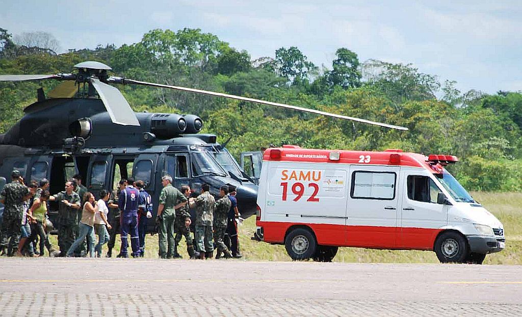 Helicóptero levou passageiros e tripulantes de volta para Cruzeiro do Sul, onde foi feito o atendimento médico | Fotos: Aureo Neto/ AE