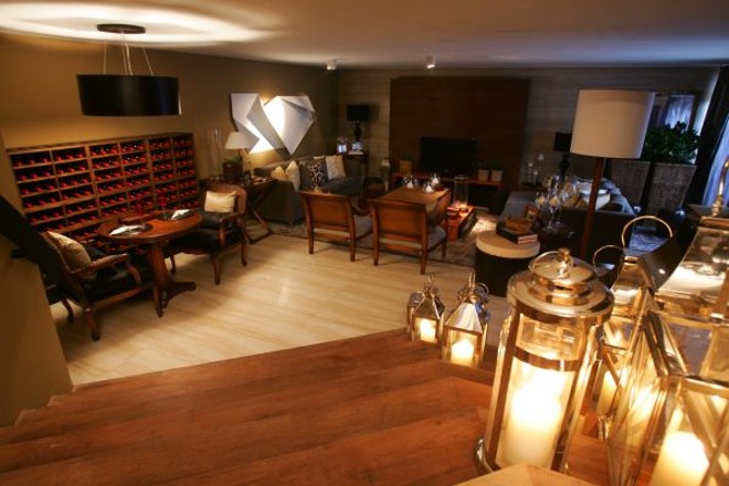 No Estar Principal, de Dalton Vidotti, as escadas ganharam luminárias com velas |