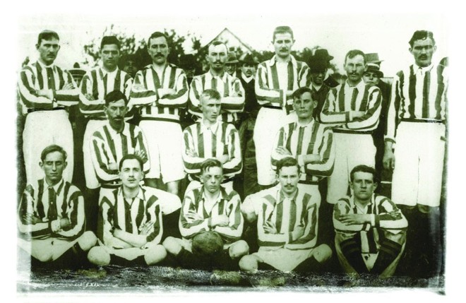 O time de 1909: (em pé) Arthur Iwersen, Erothildes Carlberg, Leopoldo Obladen, Arthur Hauer, Alfredo Labsch, Alfredo Hauer e Walter Dietrich; (no meio) Teodoro Obladen, Carlos Schleker e Roberto Juchks; (sentados) Fritz Essenfelder, Johann Maschke, Waldemar Hauer, Alvin Hauer e Rudolf Kaastrup |