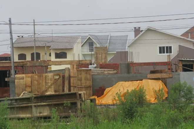 Construções de padrão médio no loteamento Monte Líbano, no bairro Boneca do Iguaçu. Local atrai famílias de Curitiba, de bairros como o Boqueirão e o Uberaba, em busca de mais tranquilidade e espaço |