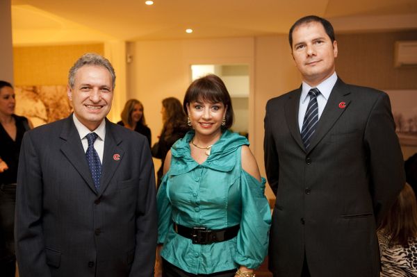 Zilda Fraletti, presidente do Núcleo Paranaense de Decoração, foi conhecer o Quartier, primeiro empreendimento da Camargo Corrêa Desenvolvimento Imobiliário em Curitiba, lançado durante concorrido coquetel nesta quinta-feira. O evento teve como anfitriões o diretor superintendente da empresa, Francisco Sciarotta Neto (à esq.), e o superintendente de incorporações regionais, Mauro Carneiro Lima | Silvio Aurichio