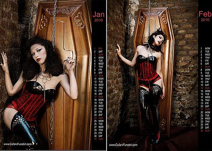 Calendário traz belas mulheres em volta dos caixões | Divulgação
