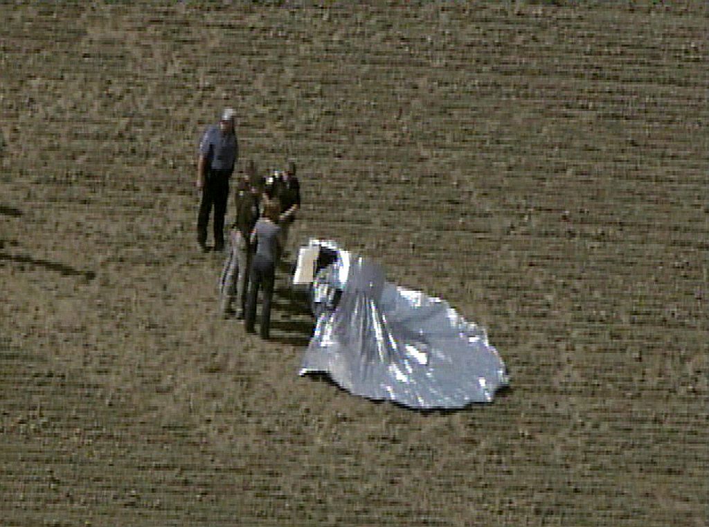 Policiais examinam balão de hélio que caiu no estado americano de Colorado. Garoto foi encontrado dentro de casa horas depois | Reuters