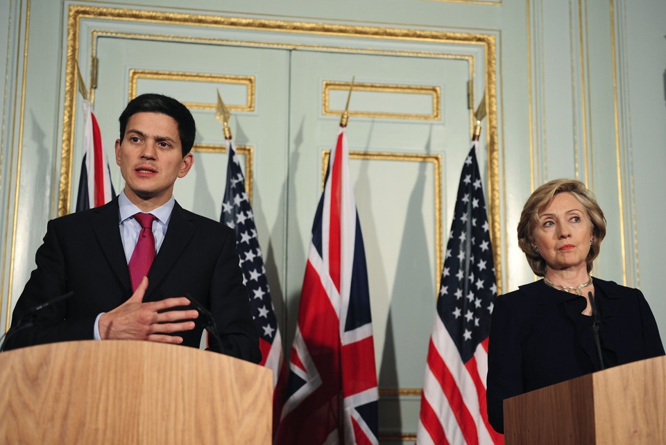 Em Londres, Hillary e David Miliband discutem programa nuclear do Irã | Reuters