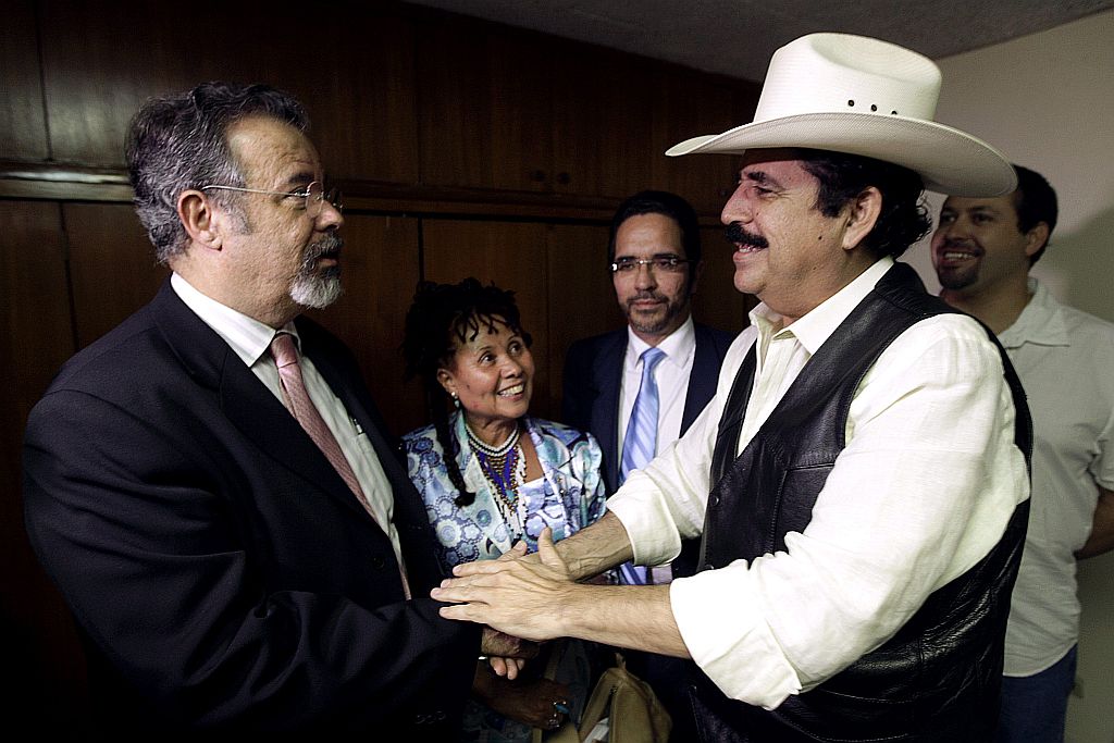 Zelaya cumprimenta o deputado brasileiro Raul Jungmann (PSB-PE) | Reuters