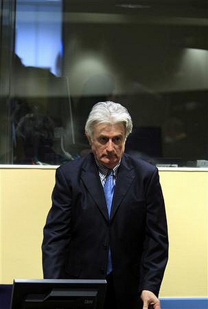 O ex-líder bósnio Karadzic comparece a tribunal em Haya | Reuters
