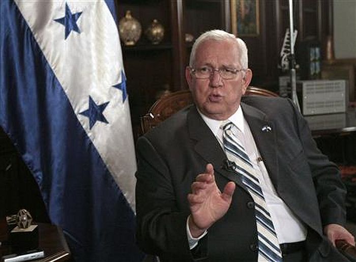 Micheletti ignorou a pressão dentro e fora de seu país para que revogue decreto que suspendeu liberdades civis | Reuters