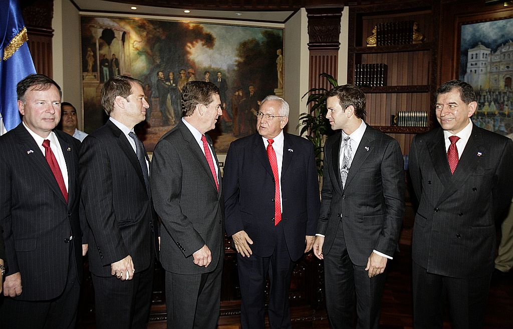 Congressistas já haviam pedido que Obama parasse de apoiar retorno de Zelaya à presidência | Reuters