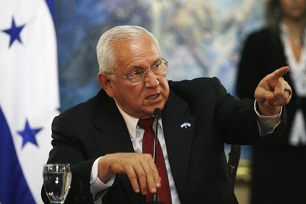 Presidente interino de Honduras, Roberto Micheletti, em entrevista coletiva após revogar ato contra direitos civis | Reuters