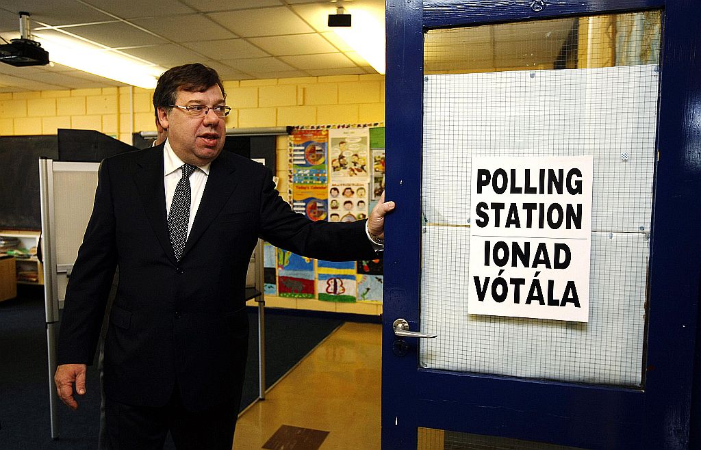 Primeirop-ministro irlandês, Brian Cowen, em área de votação | Reuters