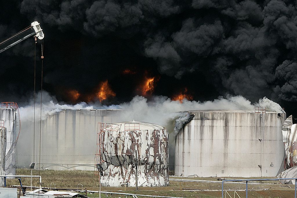 Fogo destruiu 11 dos 40 tanques de combustível | Reuters