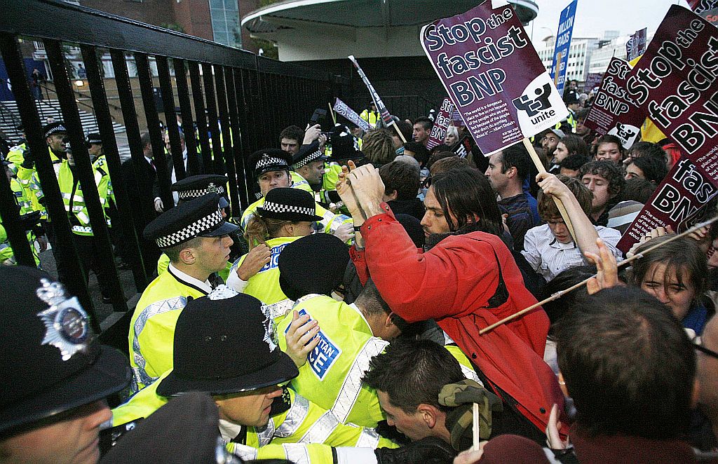 Manifestante se dirigiram à sede da emissora britânica para protestar contra a presença do político em um dos programas | Reuters
