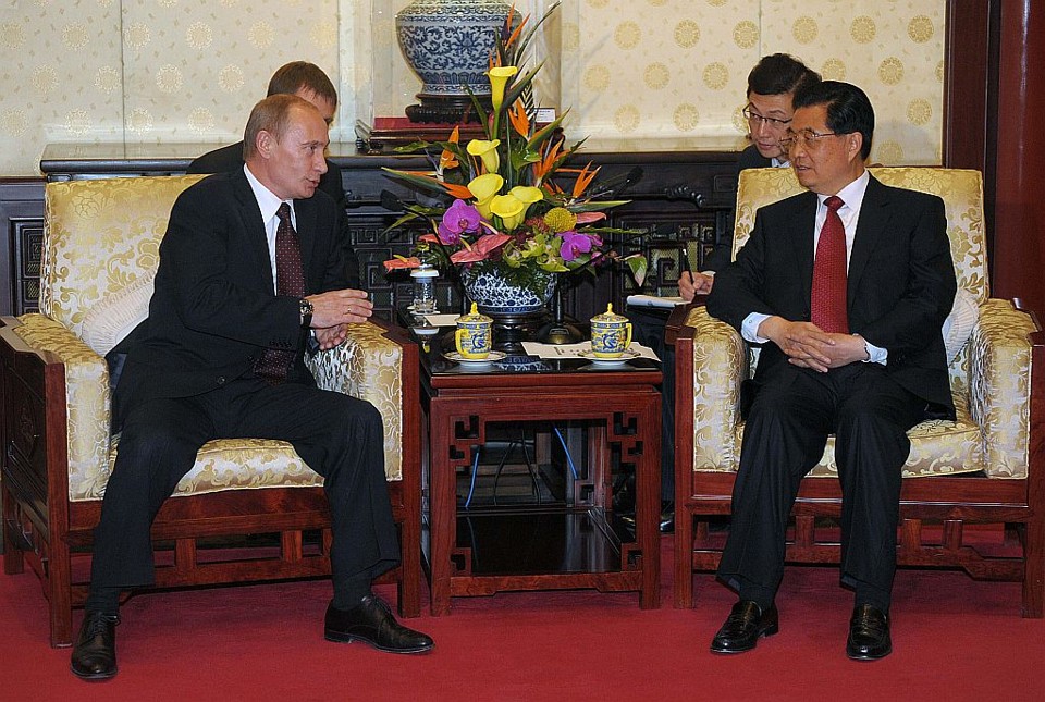Primeiro Ministro russo, Vladimir Putin (esquerda)encontrou o Presidente chinês Hu Jintao em Pequim | Reuters