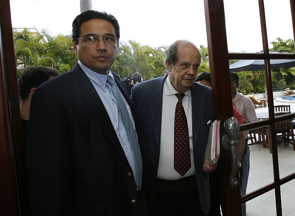 Enviado especial da OEA, John Biehl, entra em hotel de honduras | Reuters